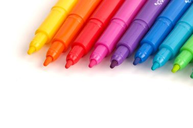 Niños de la acuarela que dibujan a los marcadores borrables de pintura de la fricción